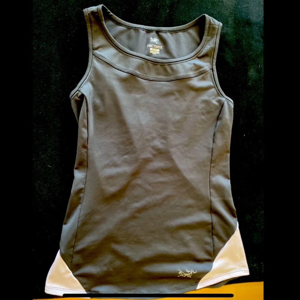 Arc’teryx workout tank. Gym, yoga, logo, activewear. Size XS. Good condition.